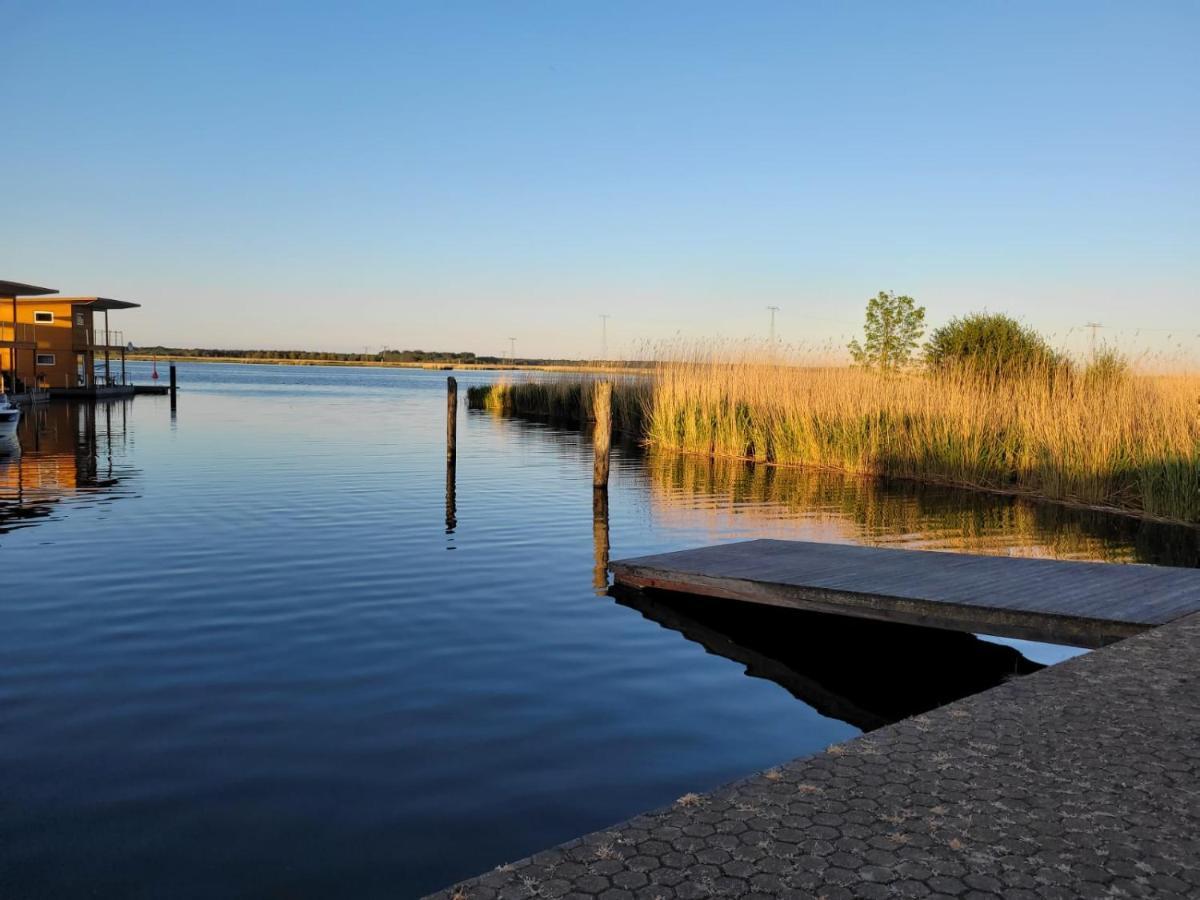 Hotel 4 Sterne Dtv Floating House Kröslin Exteriér fotografie